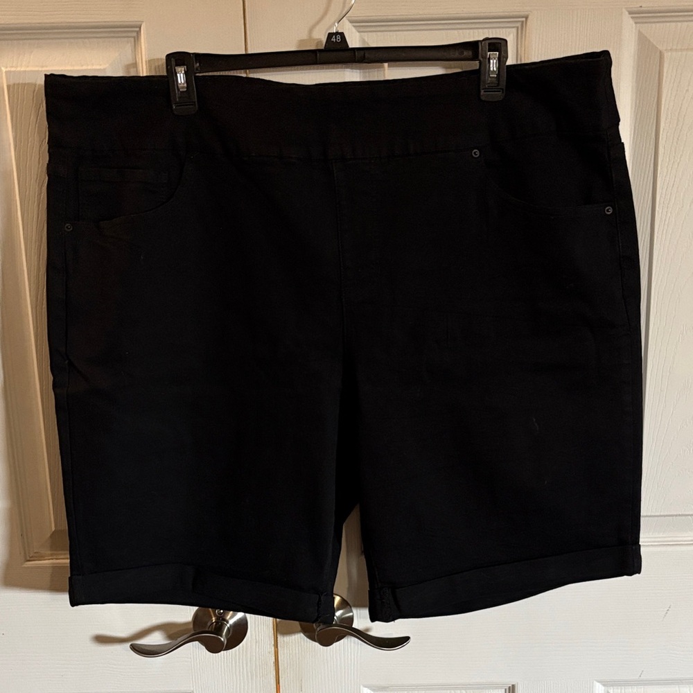 Terra & Sky Women's Black Shorts